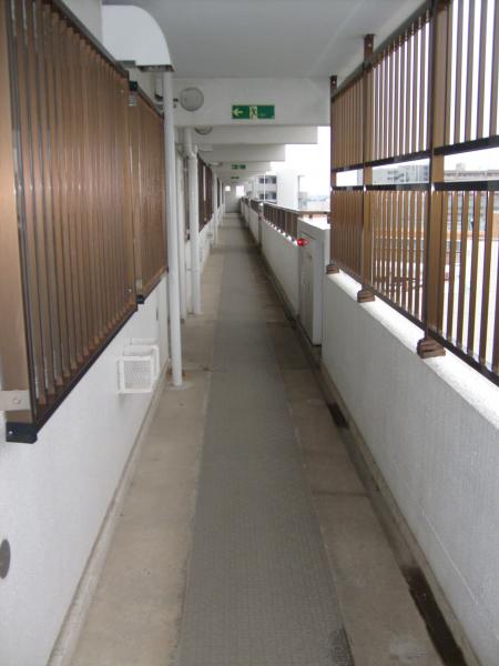 LE COULOIR QUI MENE A L APPARTEMENT