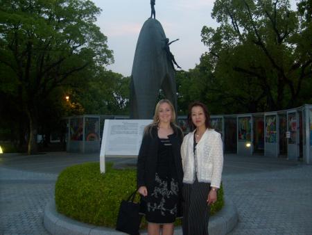 devant la statue des enfants
