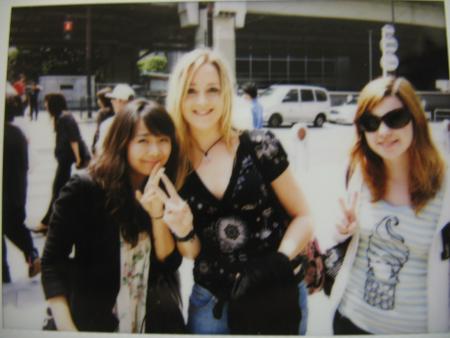 DEVANT L ECOLE AVEC YURAN ET LAILA